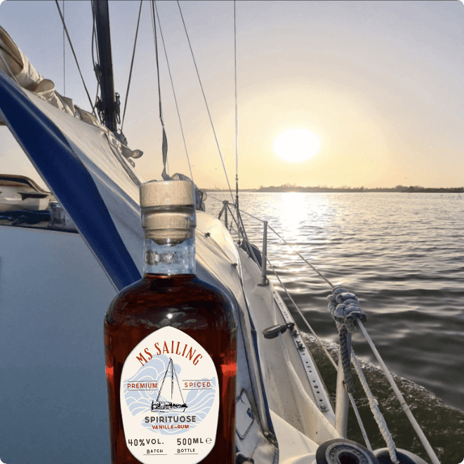 Seegelboot mit Rumflasche