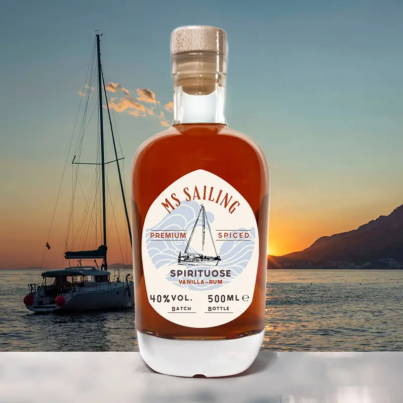 Flasche Rum mit Meer und Segelboot im Hintergrund